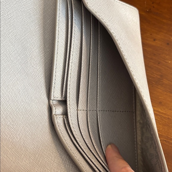 Michael Kors Elegant Cream Textured Women's Clutch - Picture 7 of 12